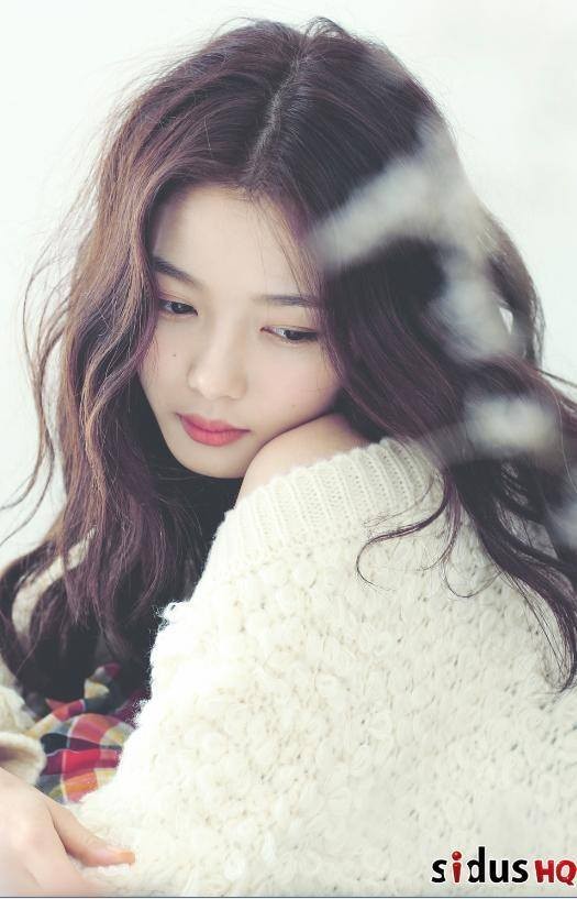 Sinh năm 1999,  Kim Yoo Jung là một trong những nữ diễn viên trẻ đang được chú ý tại Hàn Quốc.